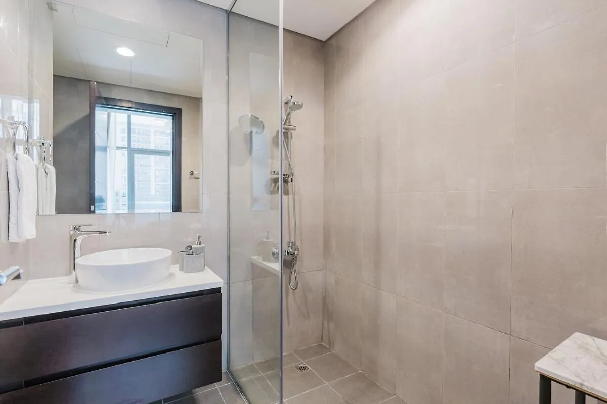 Rh- Elegant & Cozy 1Br , Prime Location , Walk To Metro Station Apartment Dubai