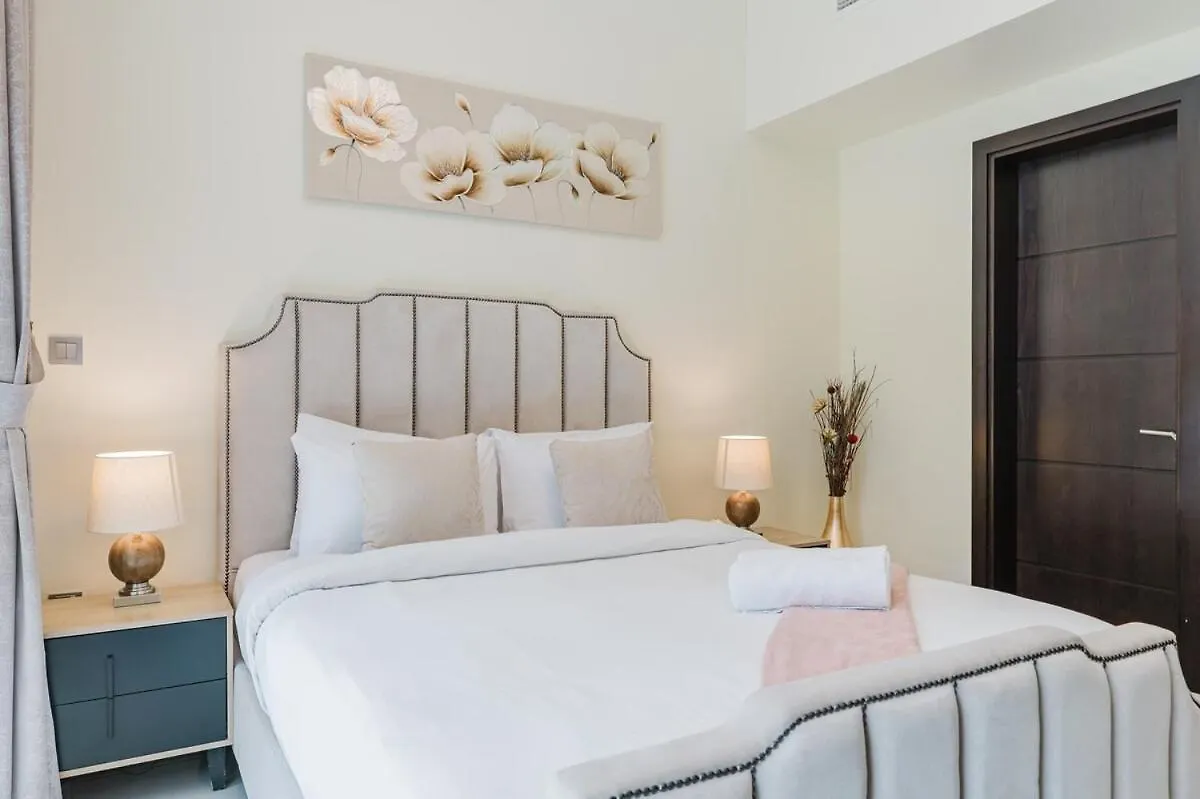 Rh- Elegant & Cozy 1Br , Prime Location , Walk To Metro Station Apartment Dubai