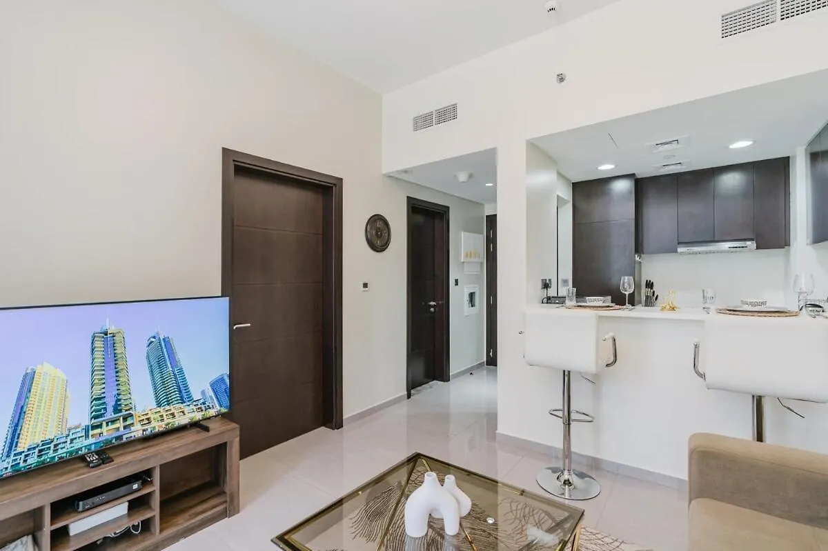 Rh- Elegant & Cozy 1Br , Prime Location , Walk To Metro Station Apartment Dubai